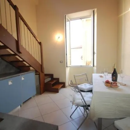 Апартаменти Studio 2 Personnes Joli Studio Calme Avec Mezzanine En Plein Centre Ville. *