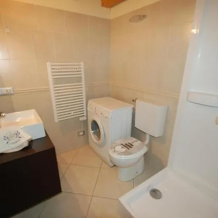 Studio 2 Personnes Joli Studio Calme Avec Mezzanine En Plein Centre Ville. Апартаменти Мантон