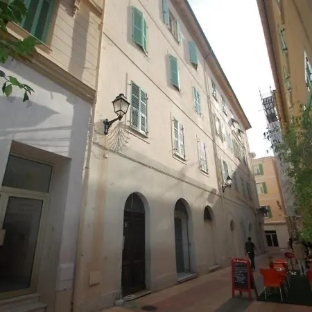Studio 2 Personnes Joli Studio Calme Avec Mezzanine En Plein Centre Ville. * Мантон